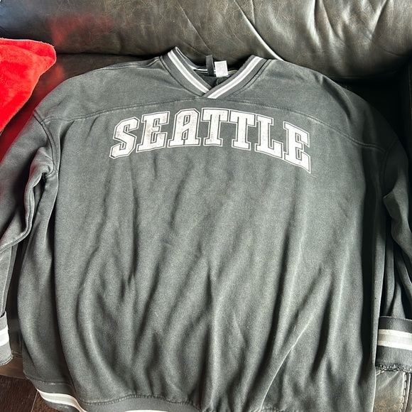 Black Seattle pullover - Picture 1 of 3